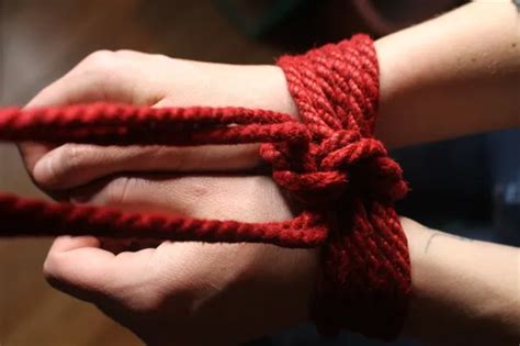 Искусство связывания: техника создания закрученных узлов и уникальных комбинаций на мужчинах