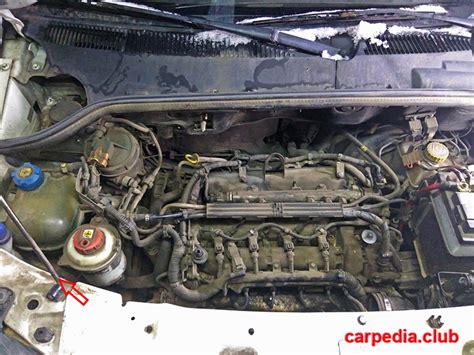 Открытие капота автомобиля